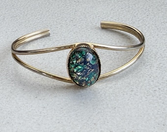 Pulseira vintage com contas ovais de vidro brilhante, estilo anos 90, em tom dourado.