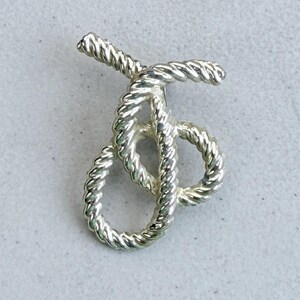 Vintage Rope Twist Metal Brooch 1970s Faded Gold Tone Loop Knot Swirl Pin