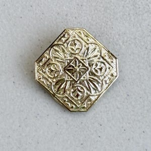 Fermaglio per sciarpa vintage inciso, anni '70, in metallo color oro con filigrana a forma di diamante.