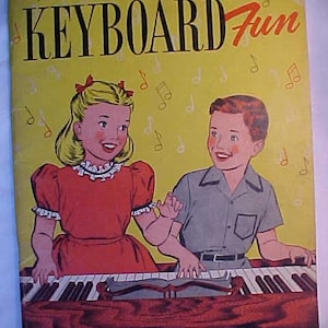 Puede incluir: Un libro infantil vintage titulado "Keyboard Fun" con una niña y un niño tocando un piano. La portada es amarilla con notas musicales y el título está en letras negras en negrita.
