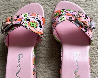 Vtg Girl's Nina Psychedelic Floral Pink Blue Sandals With Rhinestone Buckles  With 3 Gromets For Comfort Size 1 Heel NWOT