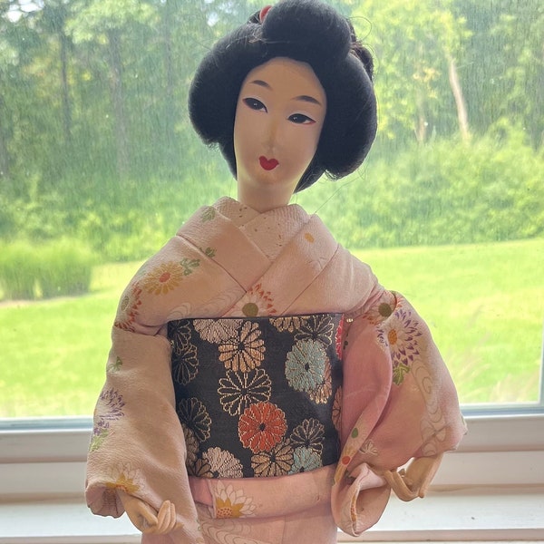 vintage années 1960 Nishi Japonais Geisha Doll 18 » Support en bois laqué noir 16 » Visage peint à la main Grande ceinture Obi