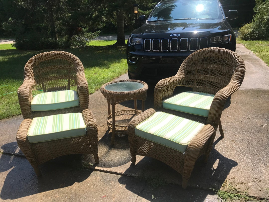 Vintage 5 Piece Rattan Patio Set With Cushions by Grand Basket Company