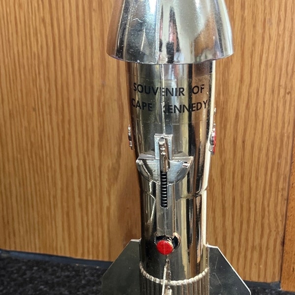 VTG 1960's Souvenir of Cape Kennedy Gold Rocket Bank tirelire mécanique par Astro Mfg. E. Detroit USA « Une création Berzac »