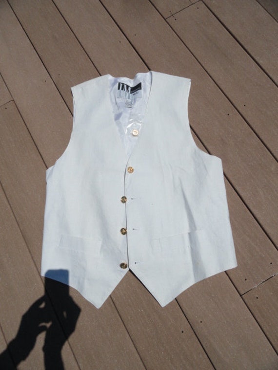 Vintage Mens INTERNATIONAL MALE White Linen Cotton Vest L NWT Gold Tone  Buttons 