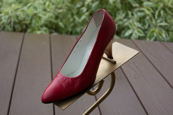 red pumps size 5