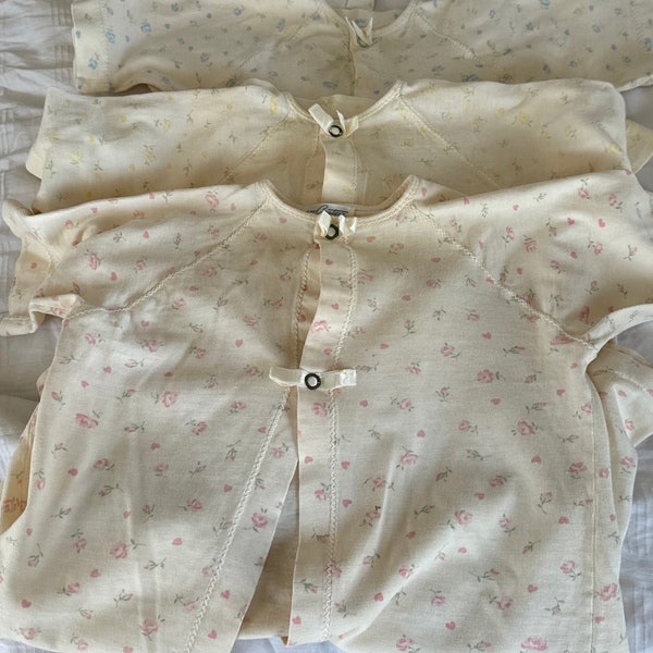 Vintage 1950's Set Of 3 Carter Two Snap Short Sleeve Nightgowns In Beige With  Blue Yellow Pink Rosebuds 19" Long 6 Months