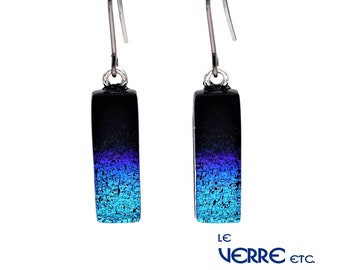 Boucles d'oreilles, verre dichroïque, sur crochets, acier inoxydable, inox, dégradé de bleu, fait main, verre fusion, verre, ensemble