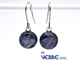 Boucles d'oreilles, verre dichroïque, crochets, acier inoxydable, inox, fond dichroïque bleu, blanc, cercle, verre fusion, verre, fait main