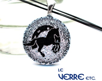 Pendentif, verre dichroïque, acier inoxydable, inox, fer à cheval, cheval, argent, fait à la main, verre fusion, verre, cowgirl, cowboy