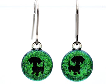 Boucles d'oreilles, verre dichroïque, crochets, acier inoxydable, inox, chien, teckel, vert, verre fusion, verre, fait main, Le Verre etc