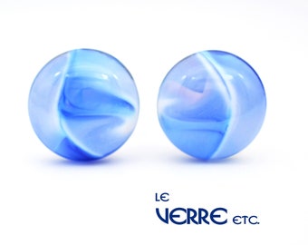 Boucles d'oreilles, verre fusion, verre, clous et puces, acier inoxydable, bleu, blanc, fait main