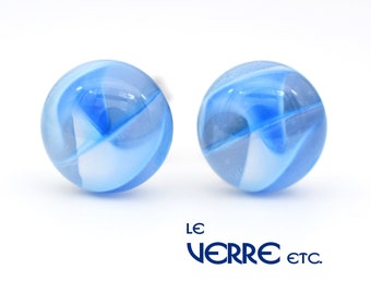 Boucles d'oreilles, verre fusion, verre, clous et puces, acier inoxydable, bleu, blanc, fait main