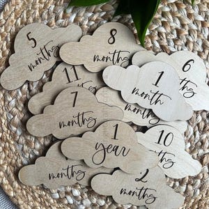 Ensemble d'étapes importantes en bois nuageux, Ensemble d'étapes importantes du mois, Ensemble d'étapes importantes avec gravure en bois, Cartes d'étapes pour bébés, Accessoires photo mensuels, Jalons en nuage