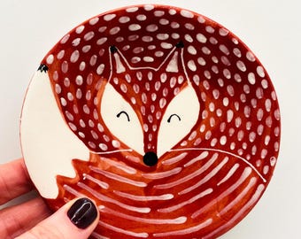 Plato de cerámica hecho a mano con forma de zorro durmiente