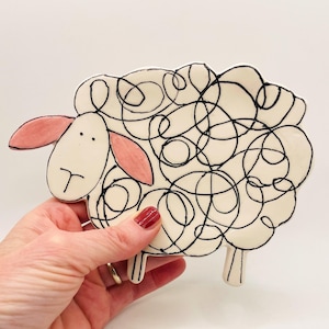 Handgjord keramisk fårformad skål