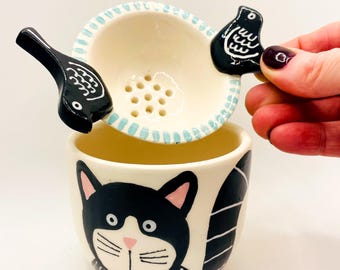 Handgjord keramisk mugg och tesil: Örttekopp