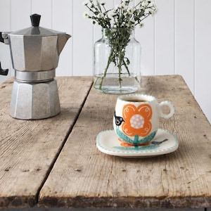 Handgefertigte Keramik Espresso-Tasse & Untertasse Set: Handbemalter schwarzer Vogel und Blumenmuster