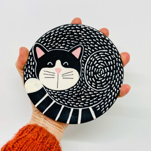 Handmade Ceramic Sleeping Black Cat Plate, Hand Painted Cat Dish, Ring Holder Dish, Gift for Cat Lover, Black Cat Trinket Dish, Home Decor