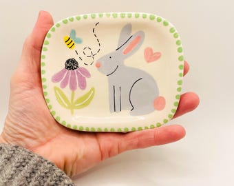 Jabonera de cerámica hecha a mano: Conejo pintado a mano, accesorio de baño, decoración del hogar, cerámica artesanal