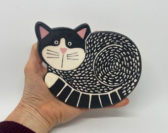 Handgemaakte keramische katvormige kom, keramiek en aardewerk, handgeschilderde kattenkom, kattenvormige snuisterijschotel, kattenvormige voerbak
