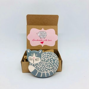 Broche de gato, broche de cerámica de gato hecho a mano, broche de cerámica hecho a mano, joyería de cerámica, pasador hecho a mano, pasador de cerámica Gris