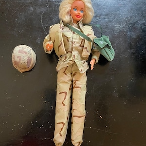 Barbie de Mattel 1966 rubia con ojos azules gira y da vueltas con fatiga militar