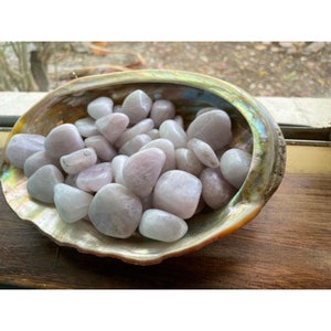 6X Lawendowe Kwarce Tumbled Stones 25-30 mm Reiki Healing Crystals Trauma Abuse Reiki Healing Crystals Gift Set Etui Info Card