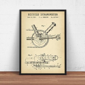 Könnte beinhalten: Eine Vintage-Patentzeichnung für einen Fahrrad-Dynamometer, datiert vom 12. Februar 1901, mit dem Titel "Fahrrad-Dynamometer". Die Zeichnung zeigt eine detaillierte Illustration des Geräts, einschließlich einer Kette, Zahnrädern und einer Kurbel.