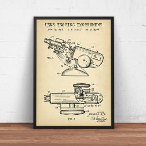 以下が含まれることがあります： レンズ試験装置のヴィンテージな白黒の特許図面。図面は、番号が付けられた部品とラベルが付いた装置の詳細なイラストを示しています。特許番号は2723594、日付は1955年11月15日です。発明者はアービング・B・リュークです。