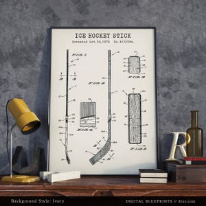 K&ouml;nnte beinhalten: Eine Schwarzwei&szlig;-Vintage-Patentzeichnung eines Eishockeyschl&auml;gers. Die Zeichnung zeigt verschiedene Ansichten des Schl&auml;gers und enth&auml;lt den Text "ICE HOCKEY STICK" und "Patented Oct. 30, 1979. No. 4172594."
