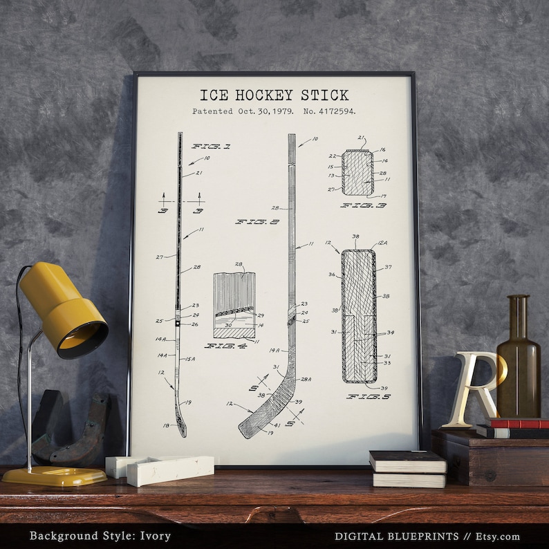 K&ouml;nnte beinhalten: Eine Schwarzwei&szlig;-Vintage-Patentzeichnung eines Eishockeyschl&auml;gers. Die Zeichnung zeigt verschiedene Ansichten des Schl&auml;gers und enth&auml;lt den Text "ICE HOCKEY STICK" und "Patented Oct. 30, 1979. No. 4172594."