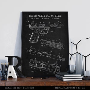 Peut inclure: Une illustration de style plan en noir et blanc d'un pistolet Ruger MKIII 22/45 Lite. Le dessin du brevet montre l'arme sous diff&eacute;rents angles et comprend le num&eacute;ro de brevet 8701326 et la date du 22 avril 1914. L'arri&egrave;re-plan est un tableau noir.