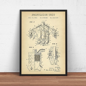 Puede incluir: Un dibujo de patente vintage en blanco y negro para una unidad de propulsión. El dibujo muestra un diagrama detallado de la unidad con varias partes etiquetadas con números. La patente se titula "Propulsion Unit" y fue presentada el 13 de febrero de 1962 por W. F. Moore. El número de patente es 3021095.