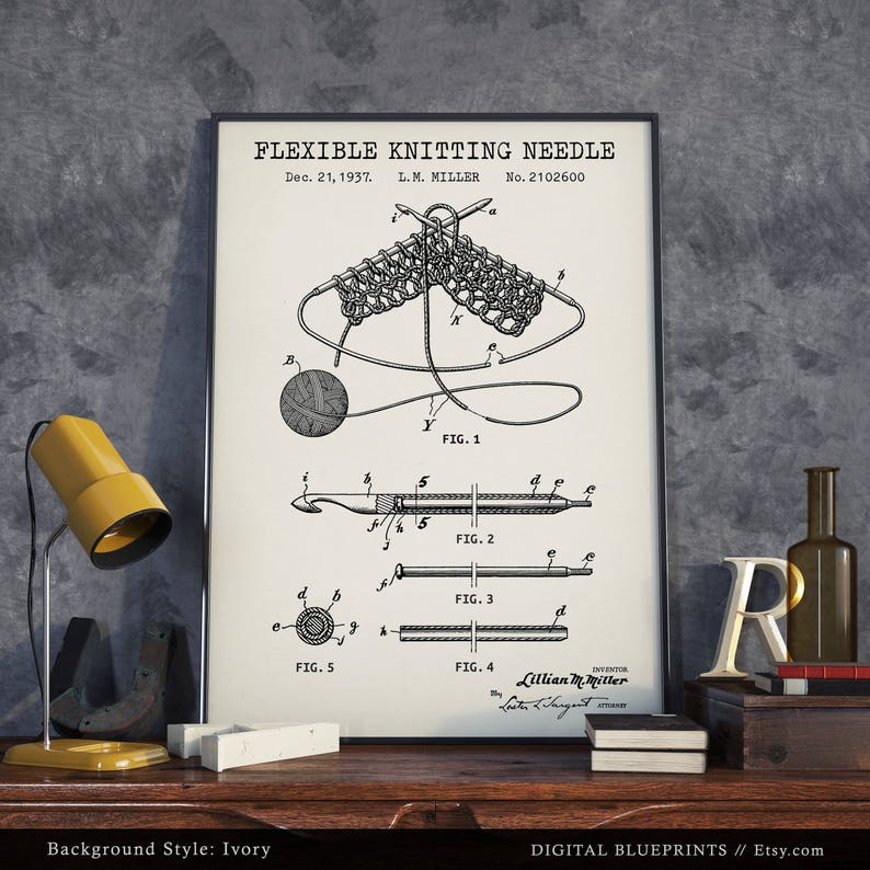 Peut inclure: Un dessin de brevet vintage en noir et blanc pour une aiguille &agrave; tricoter flexible. Le dessin montre l'aiguille dans diff&eacute;rentes positions et comprend le texte "FLEXIBLE KNITTING NEEDLE", "Dec. 21, 1937", "L.M. MILLER", "No. 2102600", "FIG. 1", "FIG. 2", "FIG. 3", "FIG. 4", "FIG. 5", "INVENTOR", "Lillian M. Miller", "By: Lester L. Changet, ATTORNEY".