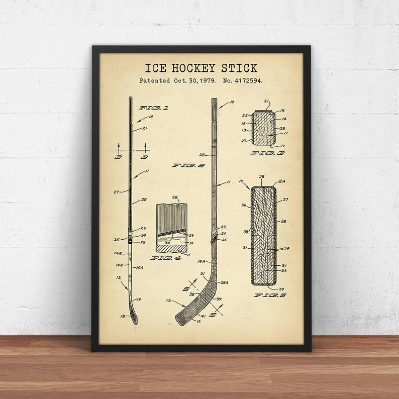 K&ouml;nnte beinhalten: Eine Vintage-Patentzeichnung f&uuml;r einen Eishockeyschl&auml;ger. Die Zeichnung zeigt verschiedene Ansichten des Schl&auml;gers, einschlie&szlig;lich der Klinge und des Schafts. Die Patentnummer lautet 4172594 und das Datum ist der 30. Oktober 1979.