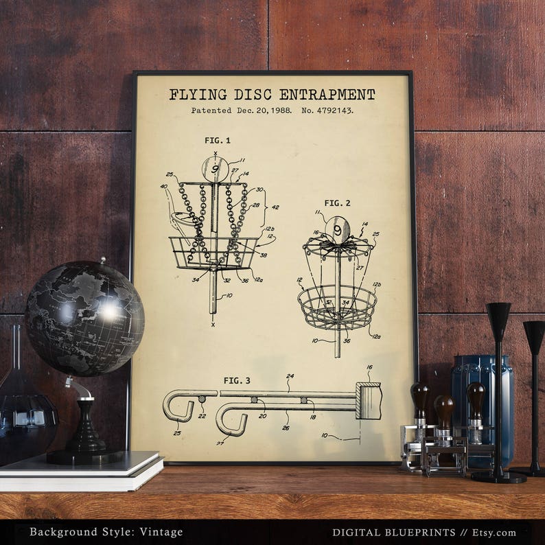 Może przedstawiać: Rysunek patentowy w stylu vintage dla urządzenia "Flying Disc Entrapment". Rysunek przedstawia trzy r&oacute;żne widoki urządzenia, kt&oacute;re jest koszem do frisbee. Patent został złożony 20 grudnia 1988 r., a numer patentu to 4792143.