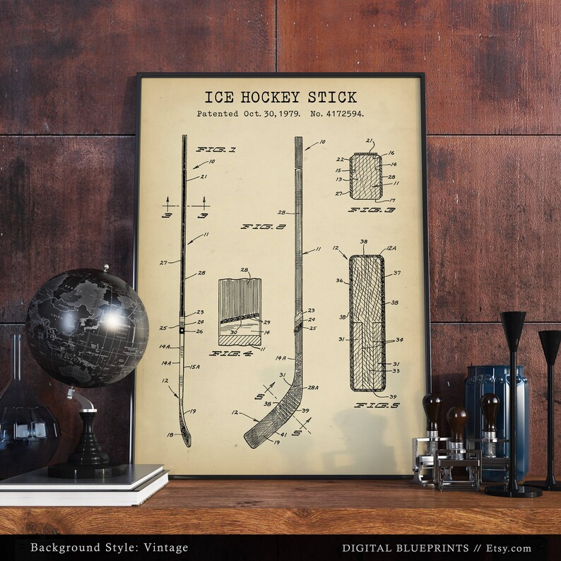 K&ouml;nnte beinhalten: Ein Vintage-Druck eines Patents f&uuml;r einen Eishockeyschl&auml;ger. Die Zeichnung zeigt eine detaillierte Illustration des Schl&auml;gers mit verschiedenen Winkeln und Abmessungen. Der Text "ICE HOCKEY STICK" und "Patented Oct. 30, 1979. No. 4172594." ist oben auf dem Druck sichtbar.