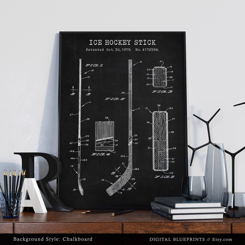 K&ouml;nnte beinhalten: Schwarzwei&szlig;illustration einer Eishockey-Schl&auml;ger-Patentzeichnung auf einem schwarzen Tafelhintergrund. Die Patentzeichnung zeigt die verschiedenen Teile des Schl&auml;gers und ist mit "ICE HOCKEY STICK" und "Patentiert am 30. Oktober 1979. Nr. 4172594." beschriftet.