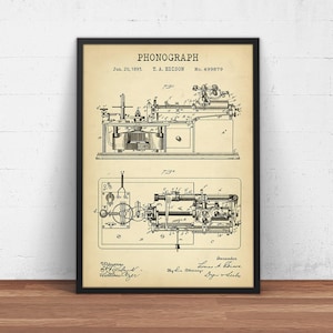 Puede incluir: Impresión enmarcada de patente de fonógrafo vintage. La impresión presenta dibujos técnicos detallados de la máquina fonógrafo, incluidos sus componentes internos. El texto en la parte superior dice "PHONOGRAPH" e incluye la fecha "Jun. 20, 1893" y "T. A. EDISON".