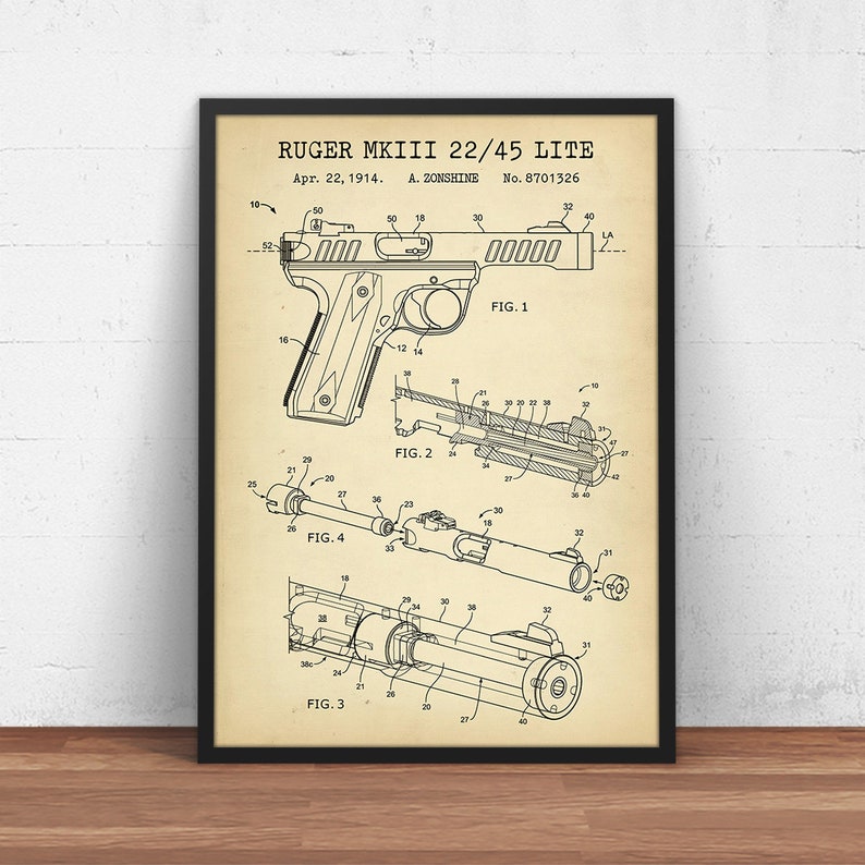 Peut inclure: Un dessin au trait noir et blanc d'un brevet de pistolet Ruger MKIII 22/45 Lite. Le num&eacute;ro de brevet est 8701326 et la date est le 22 avril 1914. Le dessin montre le pistolet sous diff&eacute;rents angles et comprend des d&eacute;tails des m&eacute;canismes internes.