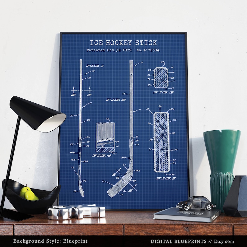K&ouml;nnte beinhalten: Eine Illustration im Blaupausen-Stil eines Eishockey-Schl&auml;ger-Patents. Das Patent tr&auml;gt den Titel "ICE HOCKEY STICK" und wurde am 30. Oktober 1979 patentiert. Die Patentnummer lautet 4172594.