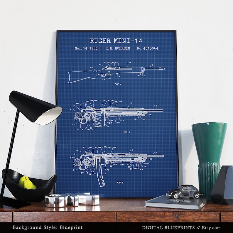 Op de afbeelding: Een poster in blauwdrukstijl van een patenttekening voor een Ruger Mini-14 geweer. Het patentnummer is 4515064 en de datum is 14 maart 1983. Het patent is aangevraagd door H.E. Hohrein.
