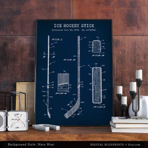 K&ouml;nnte beinhalten: Eine Vintage-Blaupausenillustration eines Eishockey-Schl&auml;ger-Patents. Das Patent tr&auml;gt den Titel "ICE HOCKEY STICK" und wurde am 30. Oktober 1979 patentiert. Die Patentnummer lautet 4172594. Der Hintergrund ist marineblau.