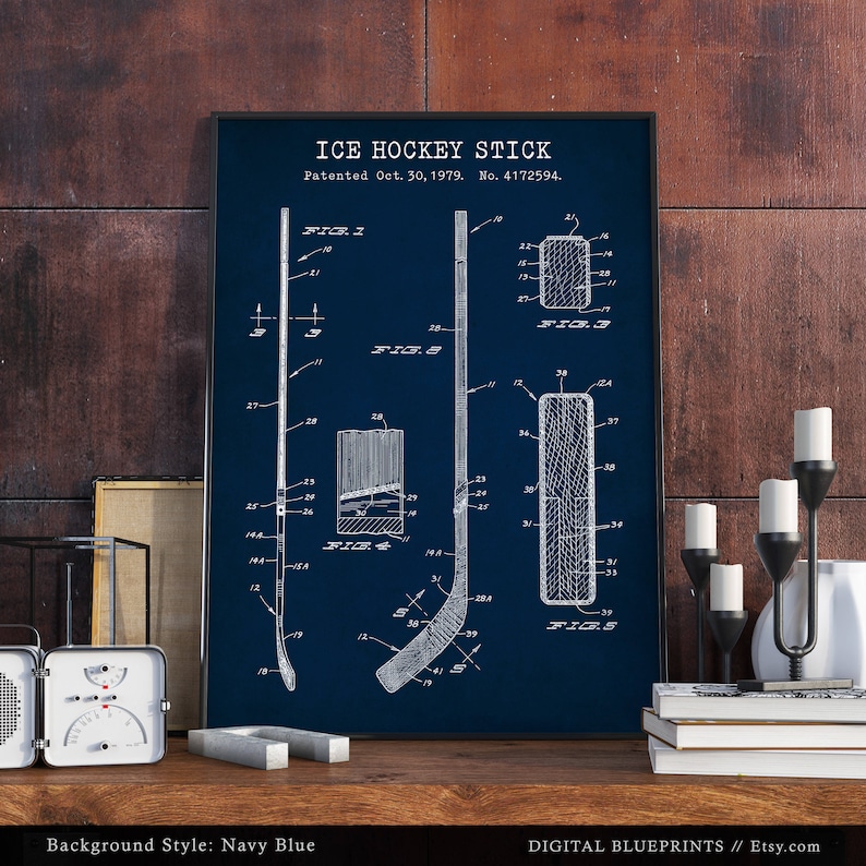 K&ouml;nnte beinhalten: Eine Vintage-Blaupausenillustration eines Eishockey-Schl&auml;ger-Patents. Das Patent tr&auml;gt den Titel "ICE HOCKEY STICK" und wurde am 30. Oktober 1979 patentiert. Die Patentnummer lautet 4172594. Der Hintergrund ist marineblau.