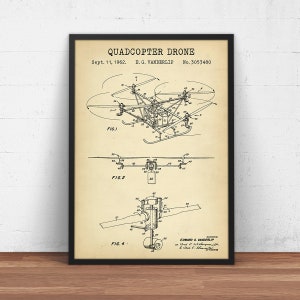 Könnte beinhalten: Eine Vintage-Patentzeichnung für eine Quadrocopter-Drohne mit dem Titel "Quadcopter Drone" mit dem Namen des Erfinders "E.G. Vanderlip" und der Patentnummer "3053480". Die Zeichnung zeigt eine detaillierte Illustration des Designs der Drohne mit mehreren Figuren, die verschiedene Winkel und Komponenten darstellen.