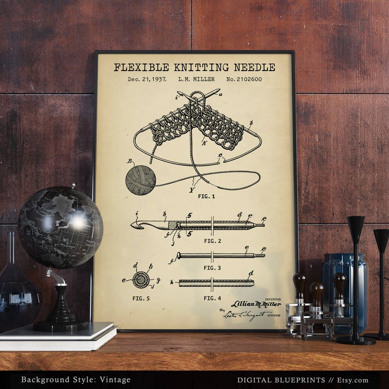 Peut inclure: Une illustration vintage en noir et blanc d'un brevet pour une aiguille &agrave; tricoter flexible. Le brevet est intitul&eacute; "Flexible Knitting Needle" et a &eacute;t&eacute; d&eacute;pos&eacute; le 21 d&eacute;cembre 1937 par L.M. Miller. Le num&eacute;ro de brevet est 2102600. L'illustration montre un gros plan de l'aiguille en cours d'utilisation, avec une pelote de laine et un morceau de tricot.
