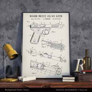 Peut inclure: Une illustration de style plan en noir et blanc d'un pistolet Ruger MKIII 22/45 Lite. Le dessin du brevet montre l'arme sous diff&eacute;rents angles et comprend des d&eacute;tails des m&eacute;canismes internes. Le num&eacute;ro de brevet est 8701326 et la date est le 22 avril 1914.