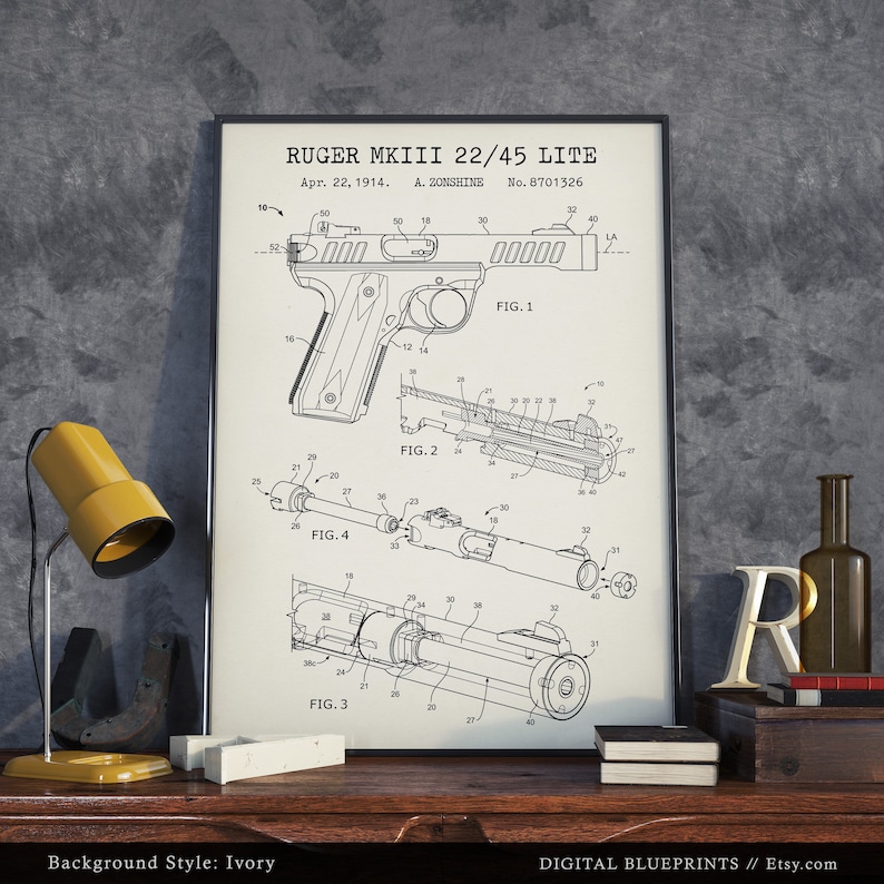 Peut inclure: Une illustration de style plan en noir et blanc d'un pistolet Ruger MKIII 22/45 Lite. Le dessin du brevet montre l'arme sous diff&eacute;rents angles et comprend des d&eacute;tails des m&eacute;canismes internes. Le num&eacute;ro de brevet est 8701326 et la date est le 22 avril 1914.