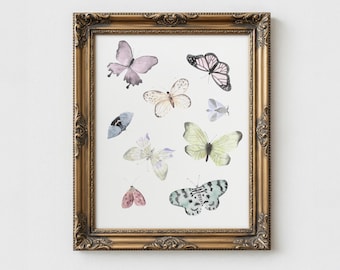 Peut inclure: Une impression encadrée présentant des illustrations à l'aquarelle de divers papillons dans des tons de rose, de violet, de vert et de bleu. Les papillons sont disposés sur un fond blanc dans un cadre doré orné.